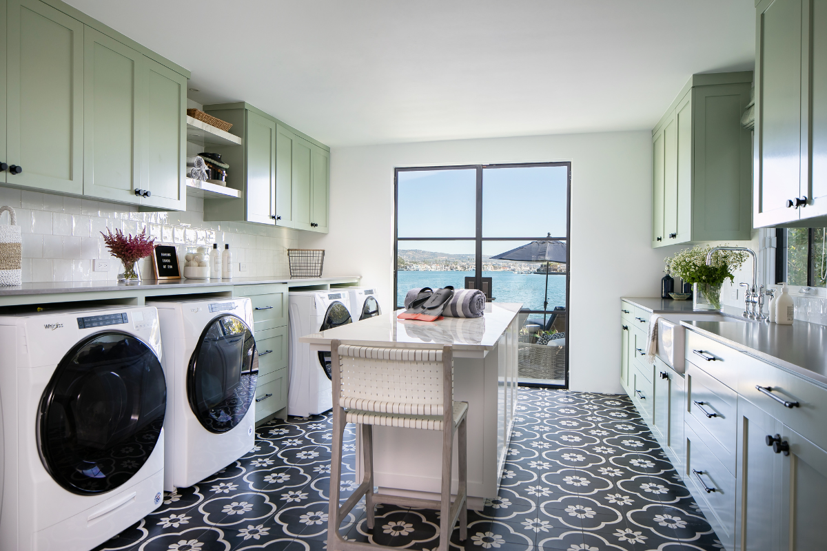 DESIGN: BLACKBAND DESIGN //BENJAMIN MOORE SALISBURY GREEN 