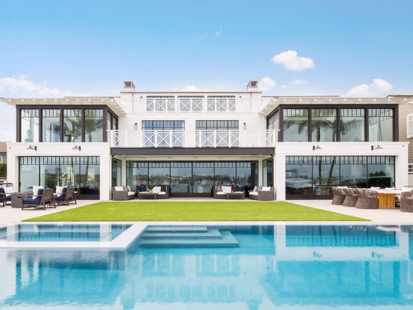 blackband-design-home-slider-newport-waterfront-1 Large white modern beach house with infinity-edge pool in Newport Beach.