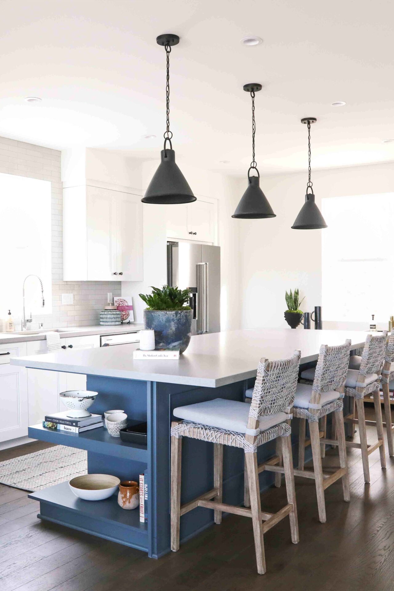 Blackband-Design-The-Isle-Mariner-Shores-2x-12-C Modern kitchen island with pendant lights.